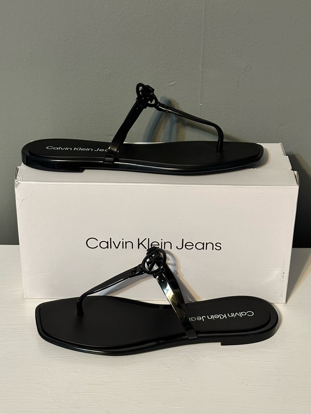 Calvin Klein Jeans Women's Edhen Open-Toe Casual Flat Sandal-Black 9m- New W/Box